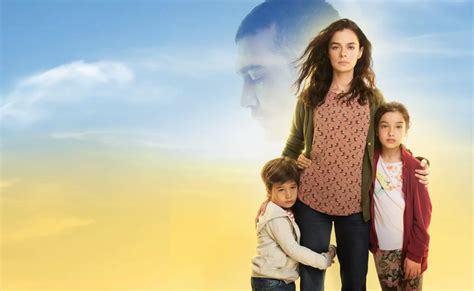 Žena pozerajúca sa na horizont