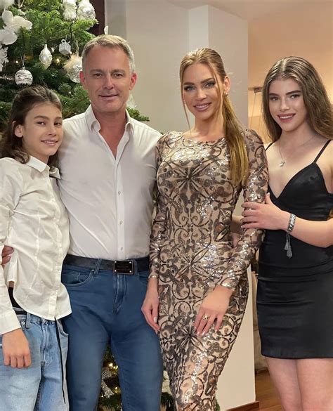 Andrea Verešová s manželom a deťmi