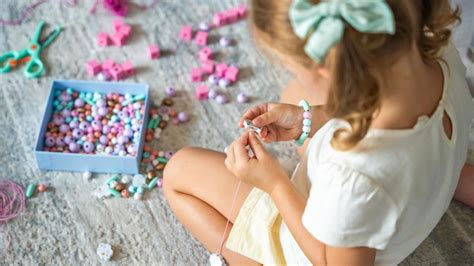 Dieťa skúmajúce predmety