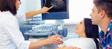 Lekár potvrdzuje tehotenstvo pomocou ultrazvuku