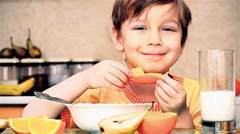 Dieťa manipuluje s jedlom