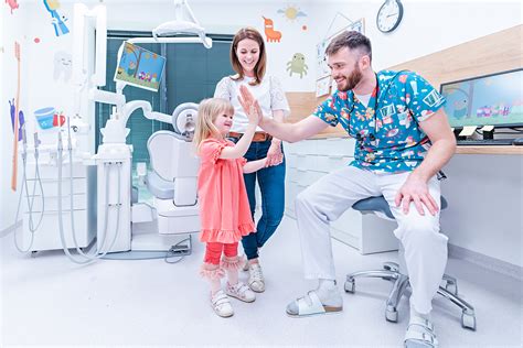 Detská zubná lekárka vyšetrí dieťa