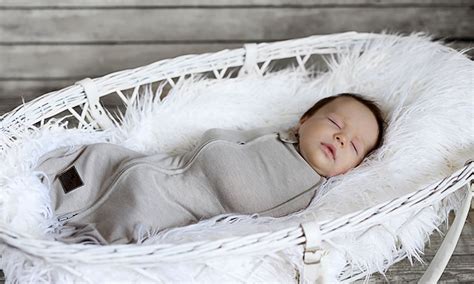 bábätko sa učí loziť