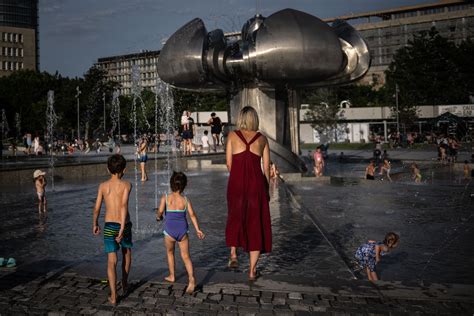 deti pri bazéne s rodičmi