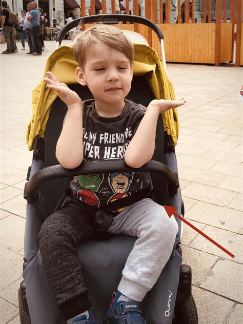 Dvojročné dieťa v športovom kočíku