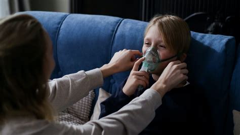 Detská lekárka vyšetruje dieťa