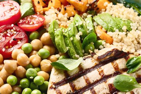 Farebný tanier s jedlom pre dieťa: ryža, zelenina a mäsko