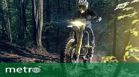 Deti na motokrosových motorkách pripravené na jazdu