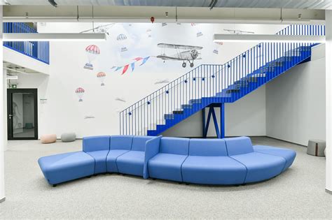 Interiér modernej učebne s interaktívnou tabuľou