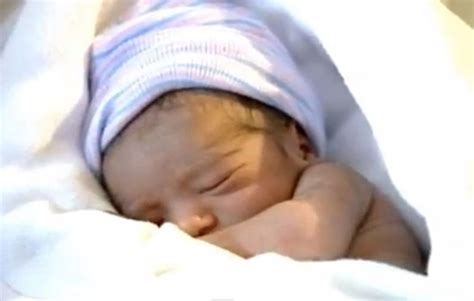 Dojča v náručí matky