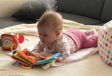 bábätko na brušku s hračkou