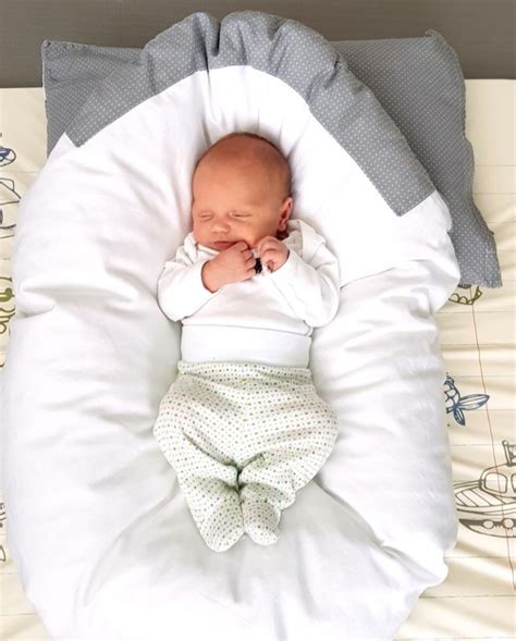 matka dojčí bábätko v kolískovej polohe