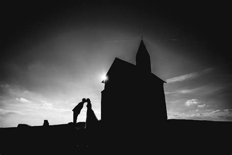 pár sa drží za ruky pri západe slnka