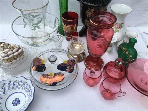 Dieťa ukazujúce na farebné predmety