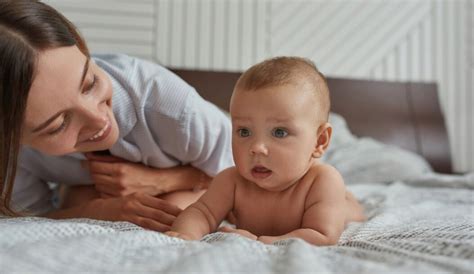 Dieťa na brušku, ako sa snaží zdvihnúť.