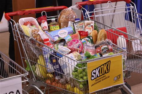 Nákupný košík plný ovocia a zeleniny