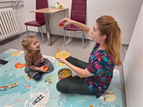 Logopéd vyšetruje dieťa