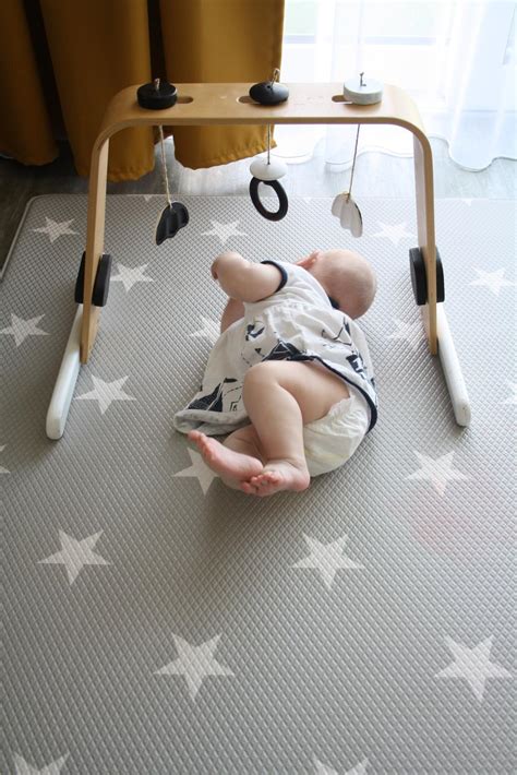 Dieťa sa naťahuje za hračkou