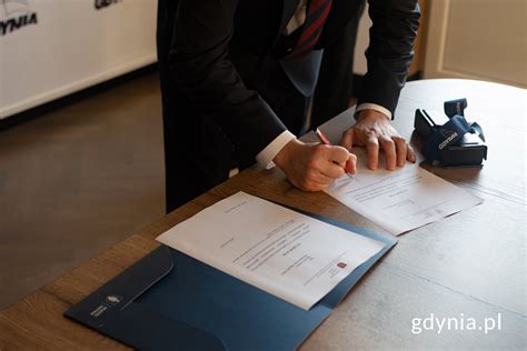 rodina podpisuje dokument