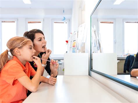 Logopéd pracuje s dieťaťom pred zrkadlom