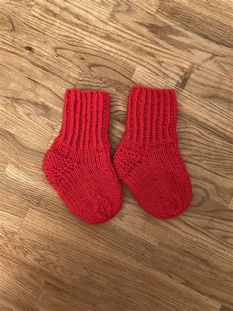 detská čiapočka a ponožky