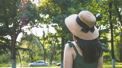 Dieťa v klobúku a UV tričku