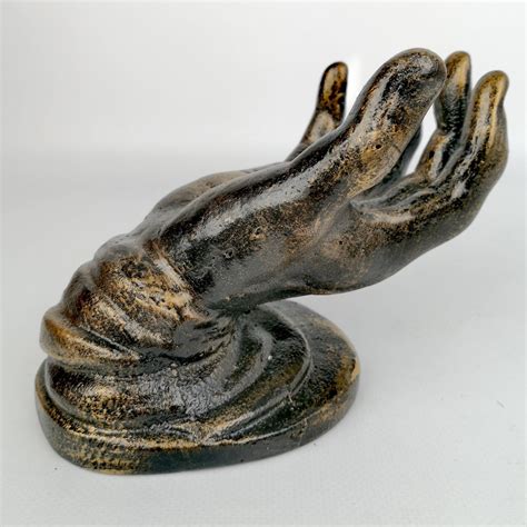 Symbolická fotografia ruky držiac ej podpornú dlaň