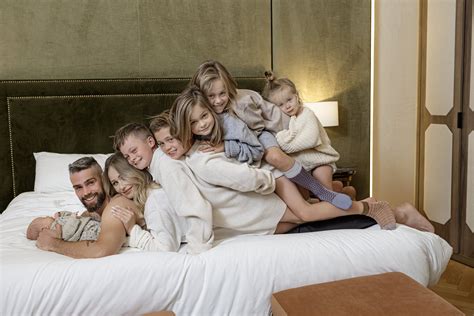 Rodina sediaca spolu v obývačke