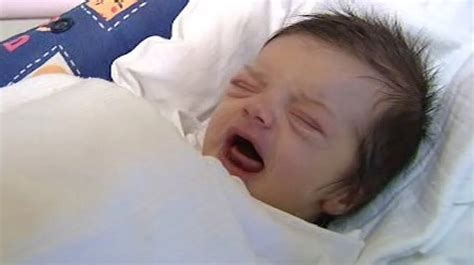 Novorozenec zavinutý v dece