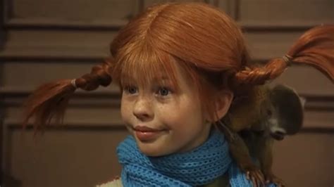 dievčatko si drží uško