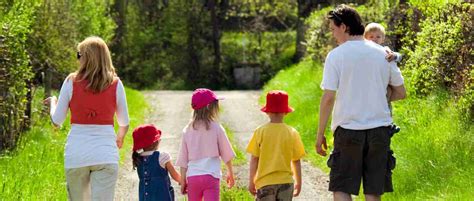 rodina na prechádzke v prírode