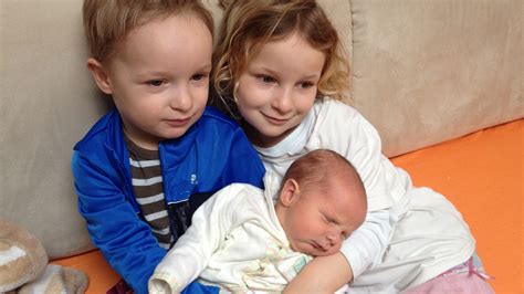 rodičia sa starajú o bábätko