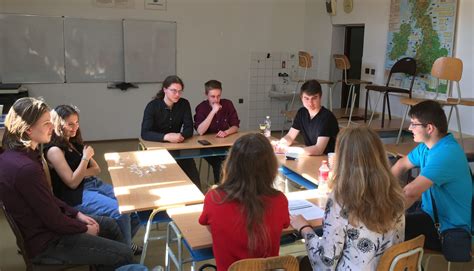 Ilustrácia rodičov a učiteľov diskutujúcich o dieťati