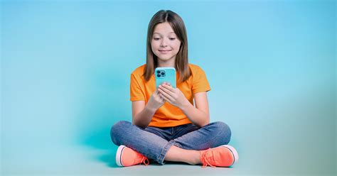 Dieťa držiace smartfón