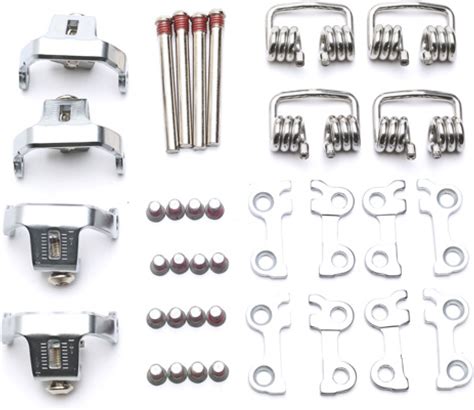 Obrázok rôznych náhradných dielov pre autosedačky Chicco - poťahy, popruhy, pracky.