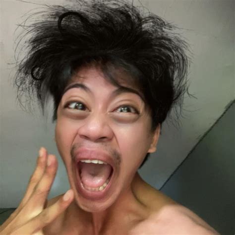 Ilustrácia s pokynmi, ako správne nastaviť bezpečnostné pásy autosedačky.