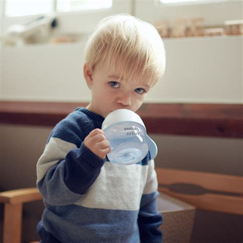 Dieťa držiacie hrnček na učenie Natural Response