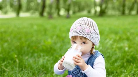 dievčatko pije mlieko z fľaše