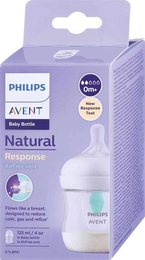 Dojčenská fľaša v ruke bábätka