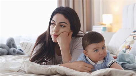 Matka uspáva dieťa na fitlopte