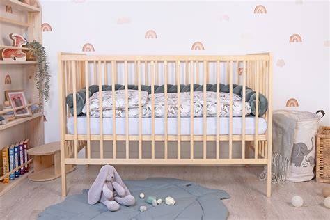 Drevená detská postieľka s nastaviteľným roštom