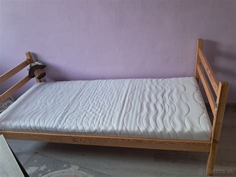 Diagram s rozmermi detskej postieľky a odporúčanou vzdialenosťou medzi priečkami