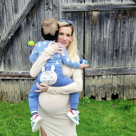 Mamička dojčiaca bábätko s dojčiacim vankúšom