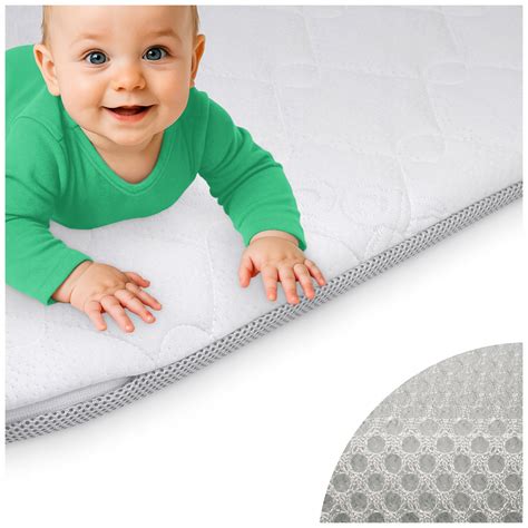 Detailný záber na sieťované boky cestovnej postieľky