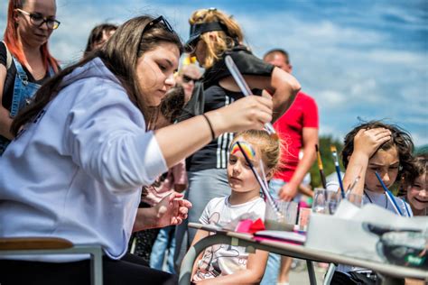 Ilustrácia znázorňujúca rôzne druhy sociálnych dávok pre rodiny s deťmi