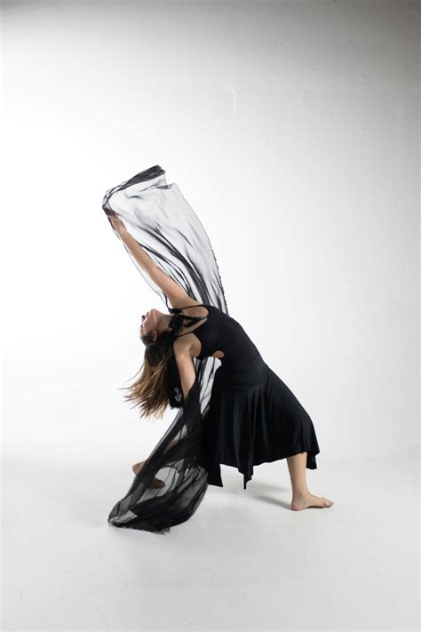 muž hrá na mobile, zatiaľ čo rodina sa mu venuje