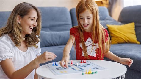 Lekár rozprávajúci sa s rodičmi