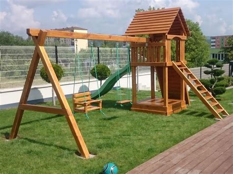 detské ihrisko s hojdačkami a preliezkami