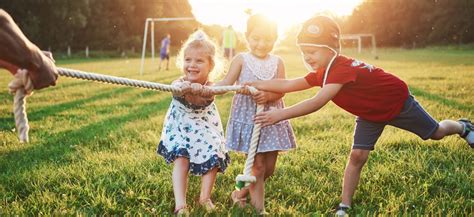 deti hrajúce sa na ihrisku