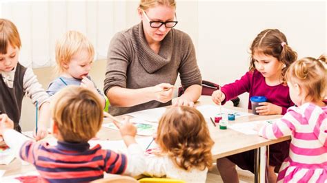 Ilustrácia rodičov diskutujúcich s učiteľkou